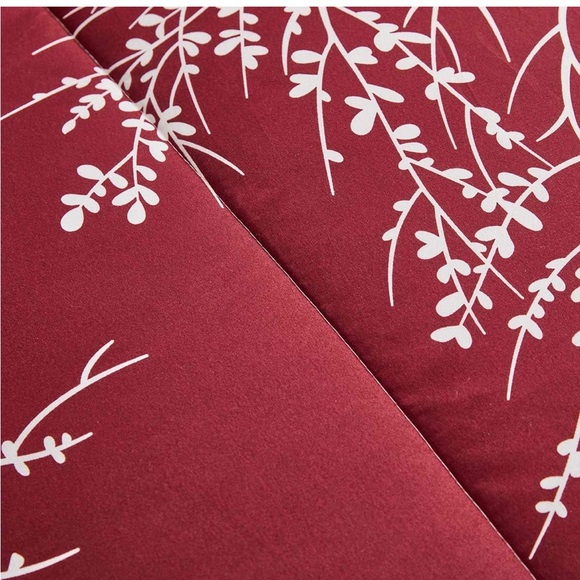 Burgundy Holiday Reversible 7PC Comforter Set-King Size-Great Condition🎄 - Picture 8 of 10